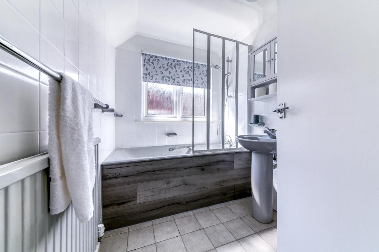 Contemporary 4 Bedroom Detached House With Parking And City Links Croydon Extérieur photo